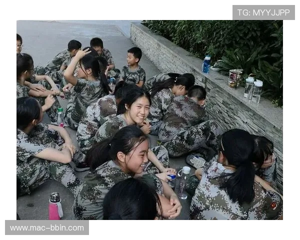 牢香戴着心爱墨镜水灵灵来到公司自信满满开启活力四射美好新一天