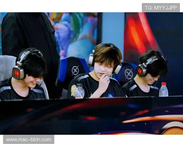 王者荣耀冠军选手场边亲吻奖杯激动瞬间引爆全场掌声如雷动人心